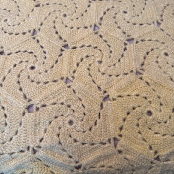 Vintage handmade blanket yellow wool  Hexagonal-Swirl pattern  43” x 72” - Picture 5 of 6